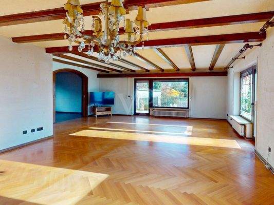 Offener Wohnbereich mit direktem Zugang zur Terrasse