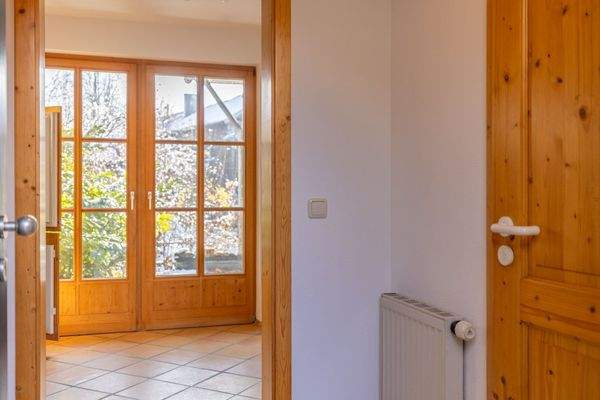 Licht, Holz & Wohngenuss – Charme pur auf drei Etagen mit Schwedenofen und stilvoller Wendeltreppe