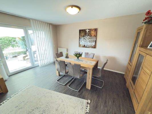 Wohn- und Esszimmer mit Terrassenzugang