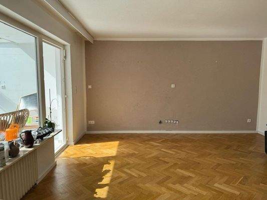 Wohnzimmer mit Parkettboden