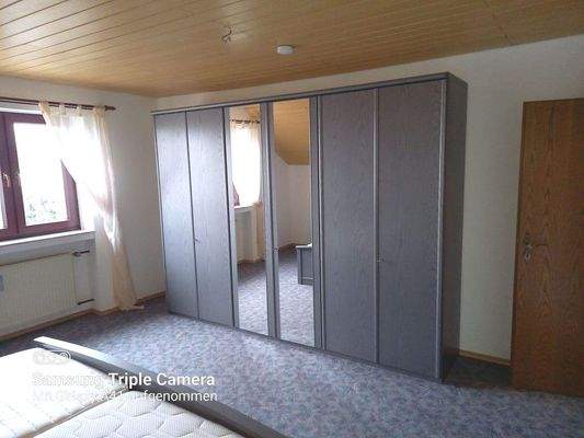 Schlafzimmer teilmöbliert