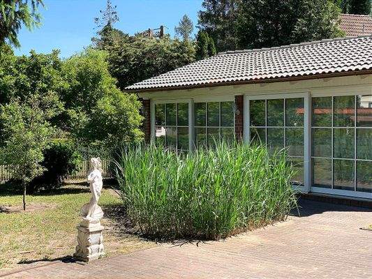 Gästehaus mit Statue