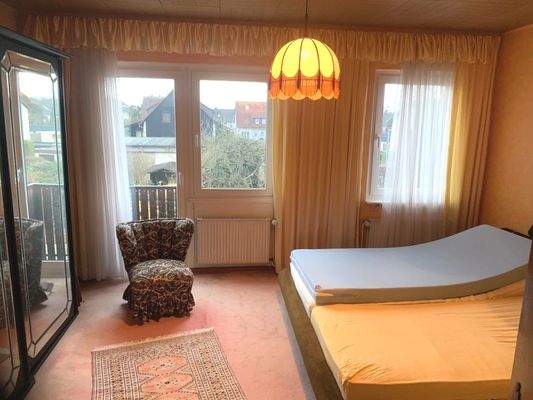 Schlafzimmer mit Zugang zum Balkon