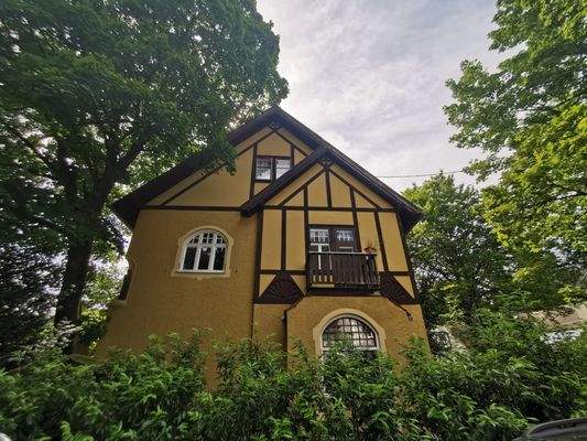 Charmantes Haus umgeben von altem Baumbestand