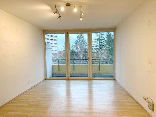 Helles Wohnzimmer mit Zugang zum Balkon