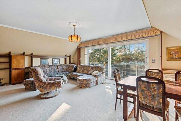 Wohnzimmer mit Zugang zum Balkon im OG