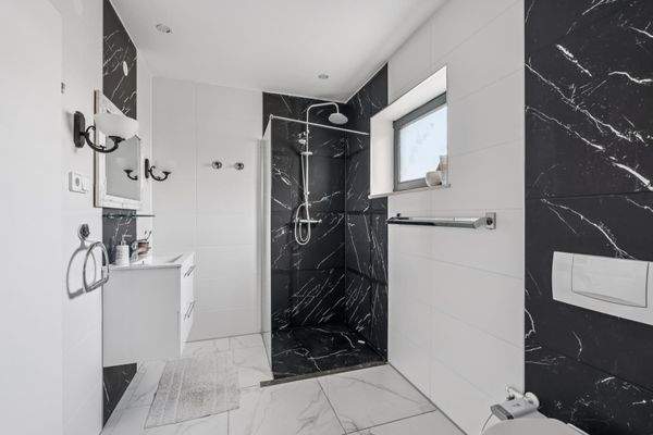 Badezimmer 1 mit Dusche OG