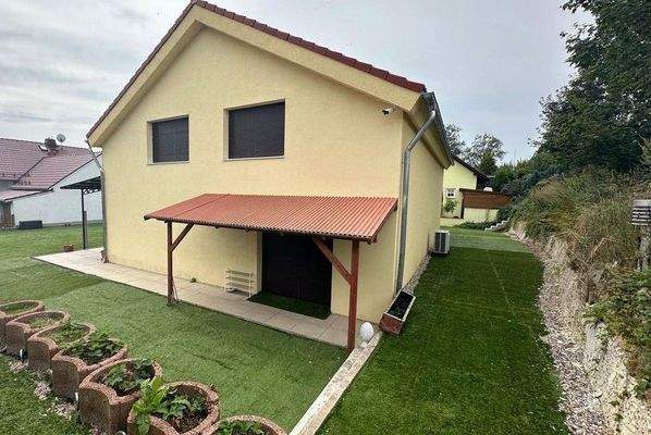 Pflanztröge zieren das Haus