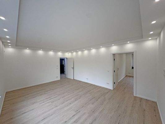 Wohnzimmer mit Zugang zur Diele