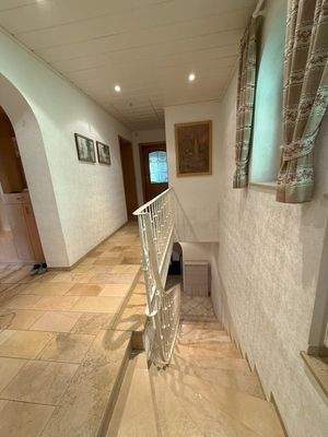 Flur und Abgang Keller