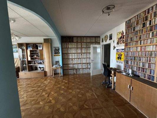 riesiges Wohnzimmer noch möbliert