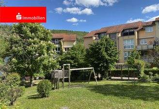 Grünanlage mit kleinem Spielplatz