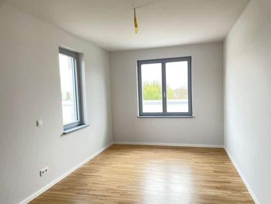 Helles Zimmer mit Holzboden