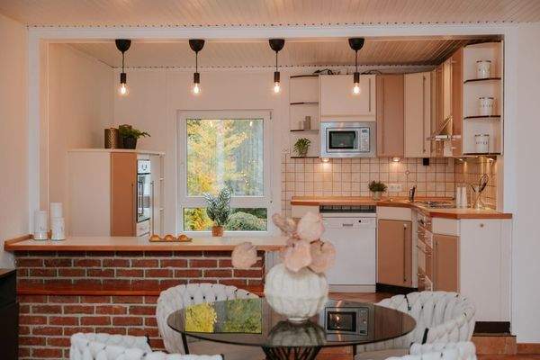 Wohnbereich mit Blick in die Küche