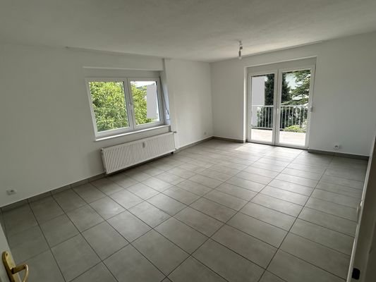 Wohnzimmer mit Balkon