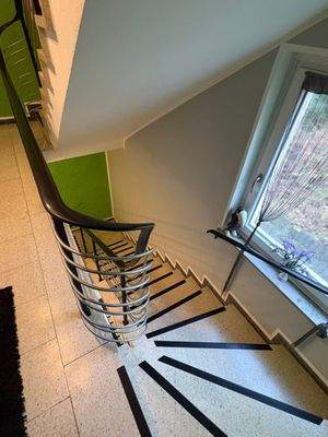 Treppenhaus mit Fenster