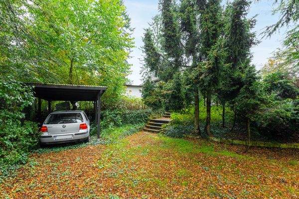 Garten mit Carport