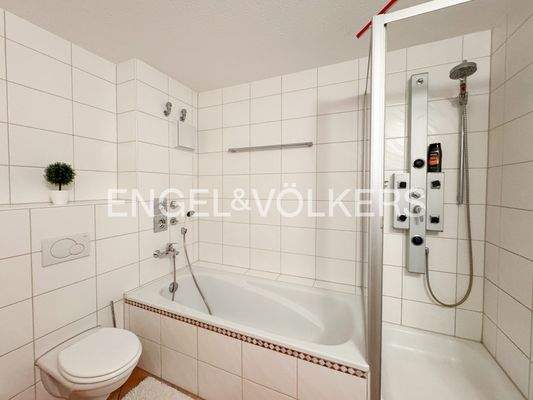 Hauptbad mit Dusche und Badewanne