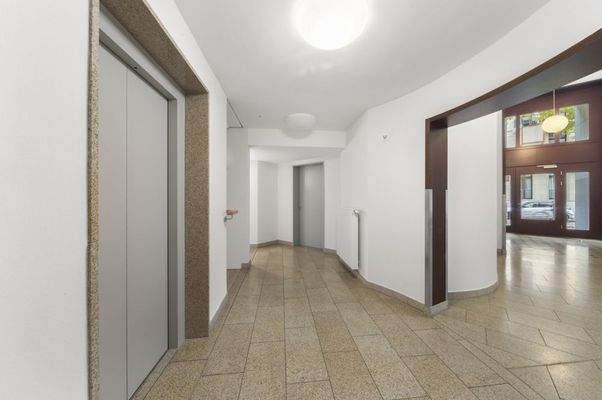 Das das repräsentative Entree mit Zugang zum Treppenhaus und Aufzug