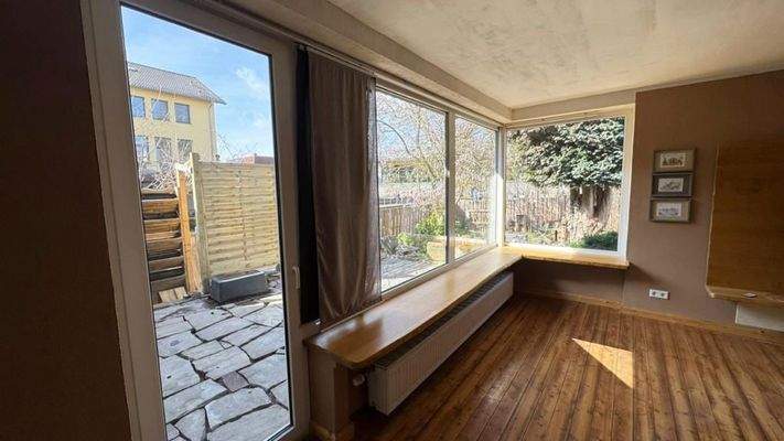 große Fensterfront und Terrassenzugang