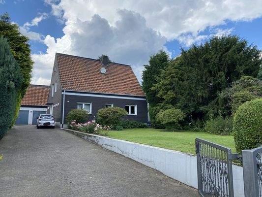 Hausansicht von der Straße aus