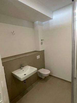 Waschtisch mit Ablagemöglichkeit