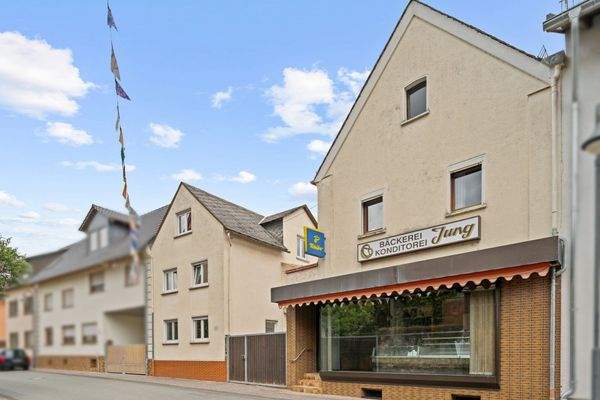 Frontansicht mit Backstube