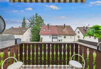 sonniger Balkon in ruhiger Wohnlage
