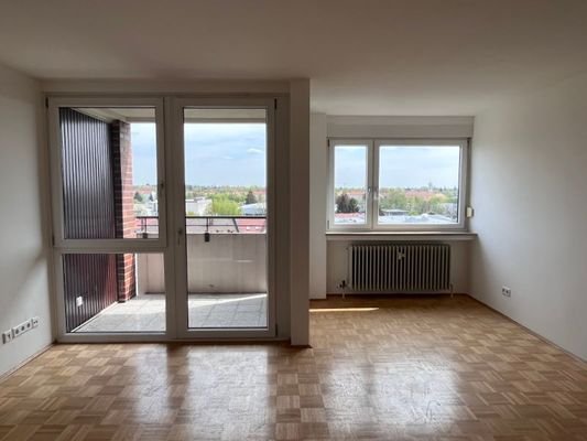 Wohnzimmer mit Balkon