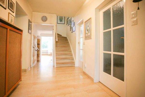 Heller, geräumiger Eingangsbereich