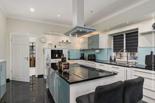 Kochinsel mit Esstresen.