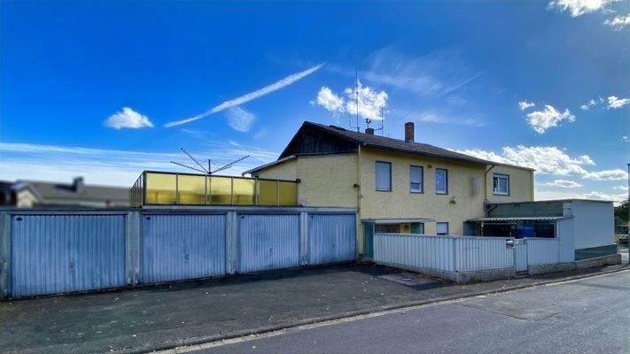 Blick zu den Gragen und Wohnhaus