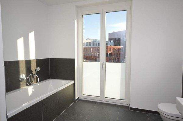 Tageslichtbad mit Wanne, ...