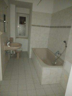 Bad mit Wanne und Fenster 