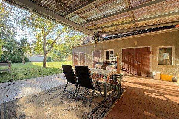 großes Schleppdach mit Sitzmöglichkeit