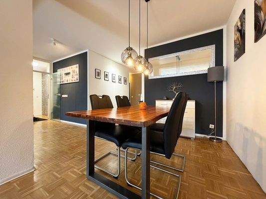 Durch die gute Beleuchtung eignet sich der Bereich zum Essen oder für gemeinsame Abende