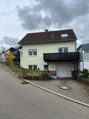 Rückansicht mit Balkon und Garage im Haus