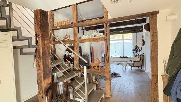 Wohndiele mit Treppe ins Obergeschoss