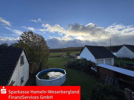 Blick auf Pool und Garten