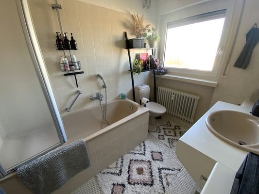 Bad mit Wanne und Fenster