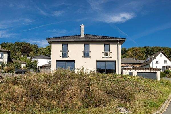 Außenansicht mit Garage