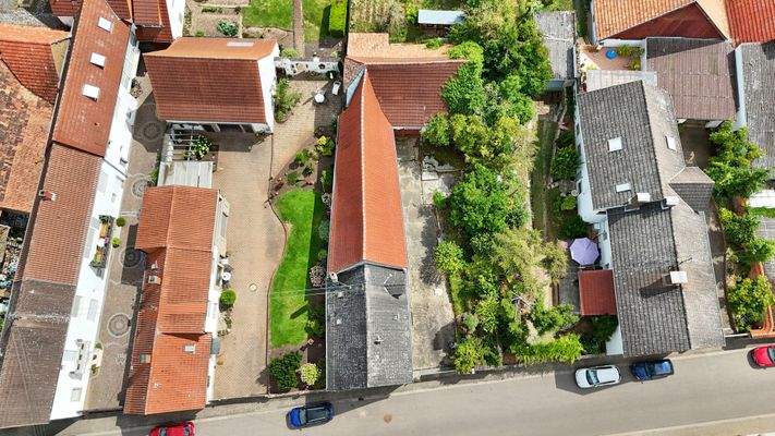 Haus und Nebengebäude