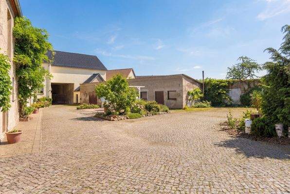 Innenhof mit Nebengebäude