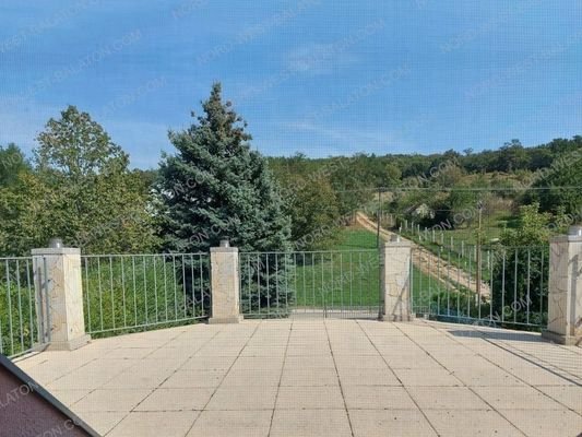 Dachterrasse mit Blick auf Garten und Natur