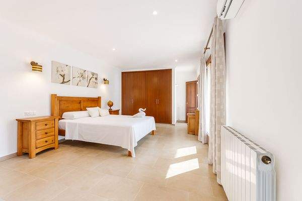 Helles Hauptschlafzimmer mit großem Einbauschrank und Klimaanlage