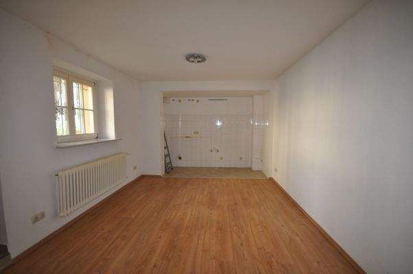 06 Wohnzimmer mit offener Küche.JPG