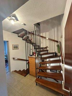 Flur & Treppenaufgang ins DG 