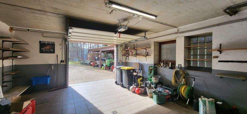 Zufahrt in die große Garage mit viel Platz 