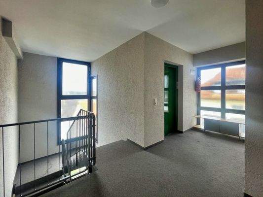 Treppenhaus mit Aufzug