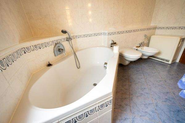 EG: Tageslichtbad mit Eckbadewanne